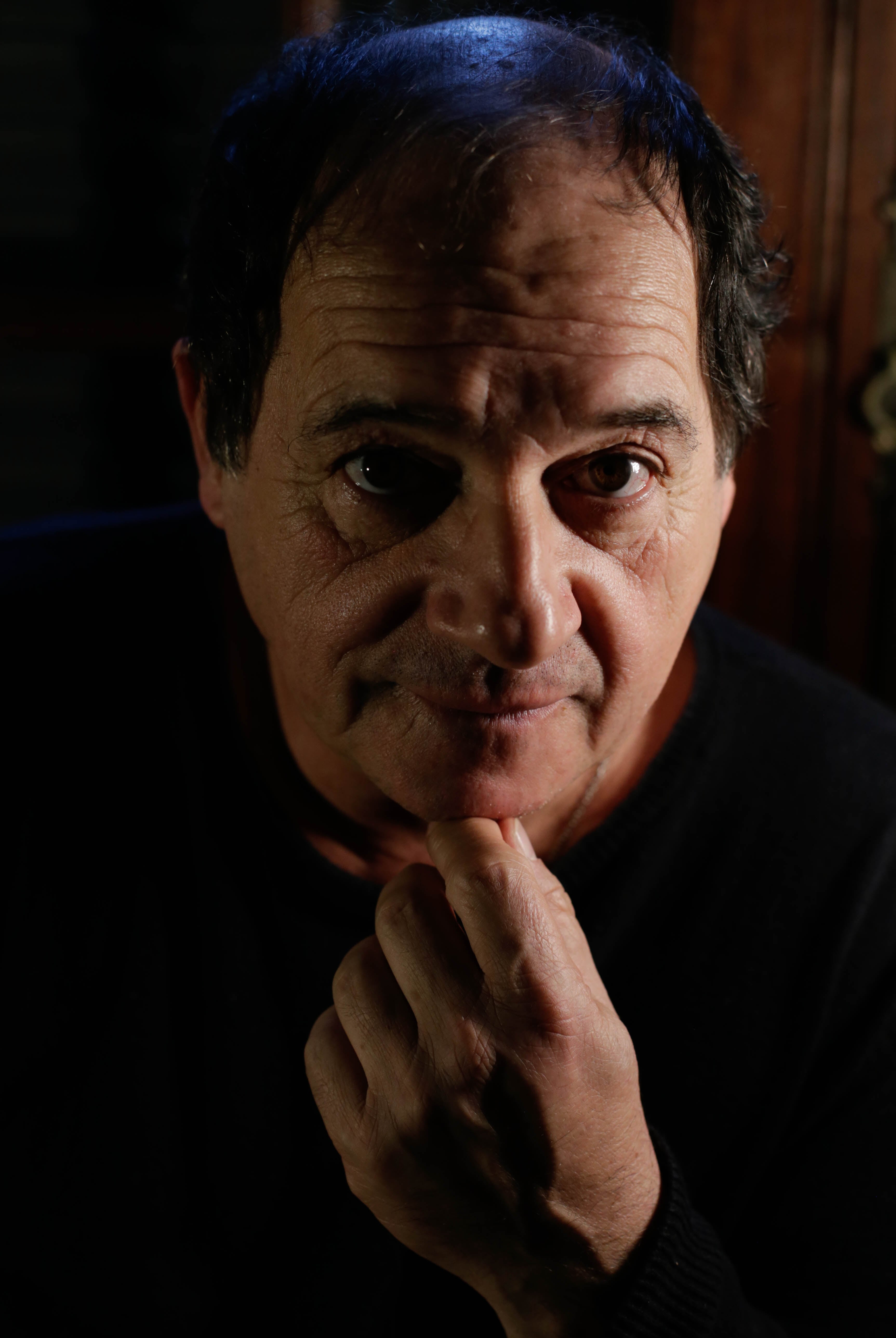 "No soy un actor que establezca una situación de apego místico a los roles; me saco el traje y vuelvo a mi propia ficción con facilidad". dice Julio Chávez.