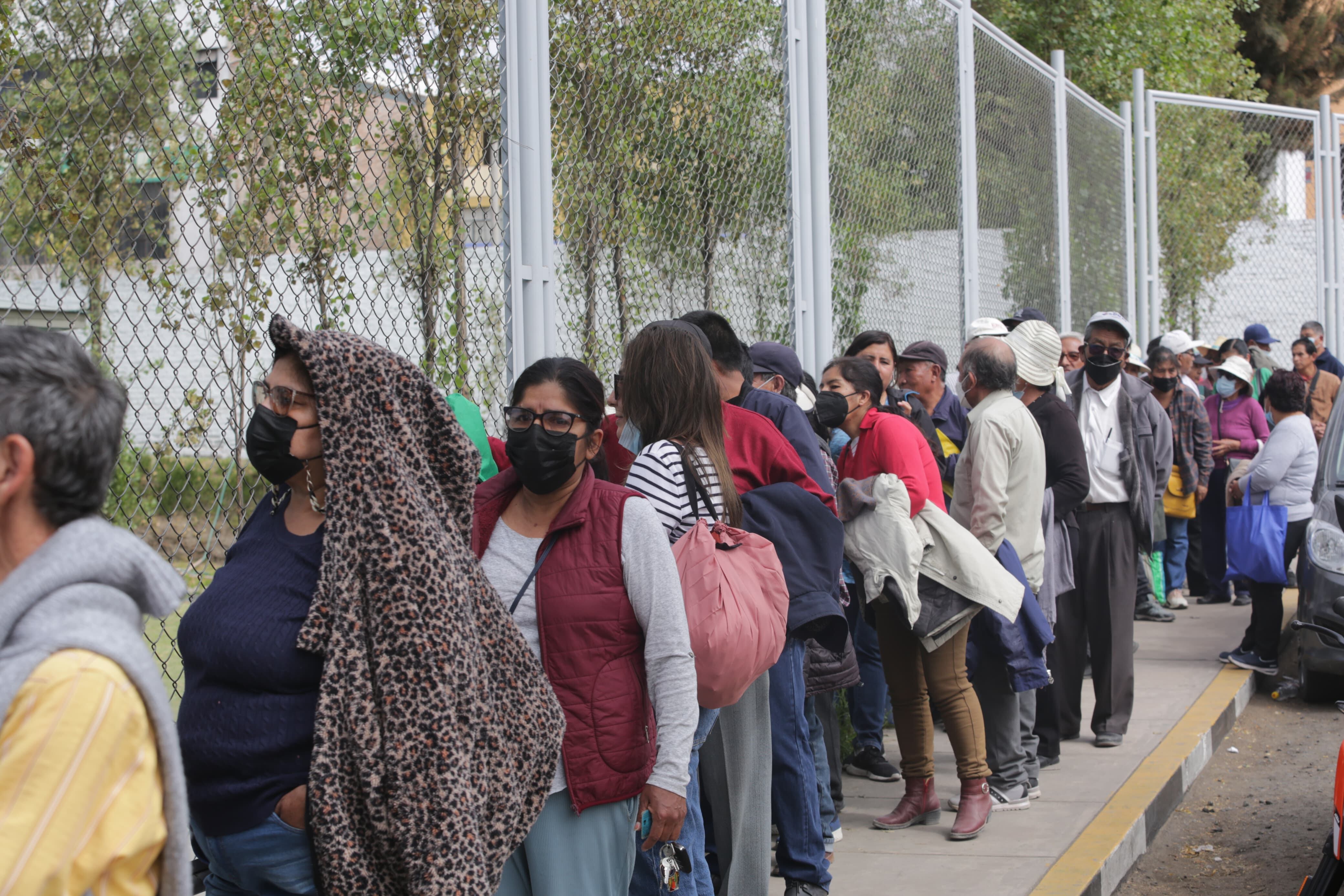 Decenas de asegurados se quejan por falta de atención. (Foto: Leonardo Cuito)