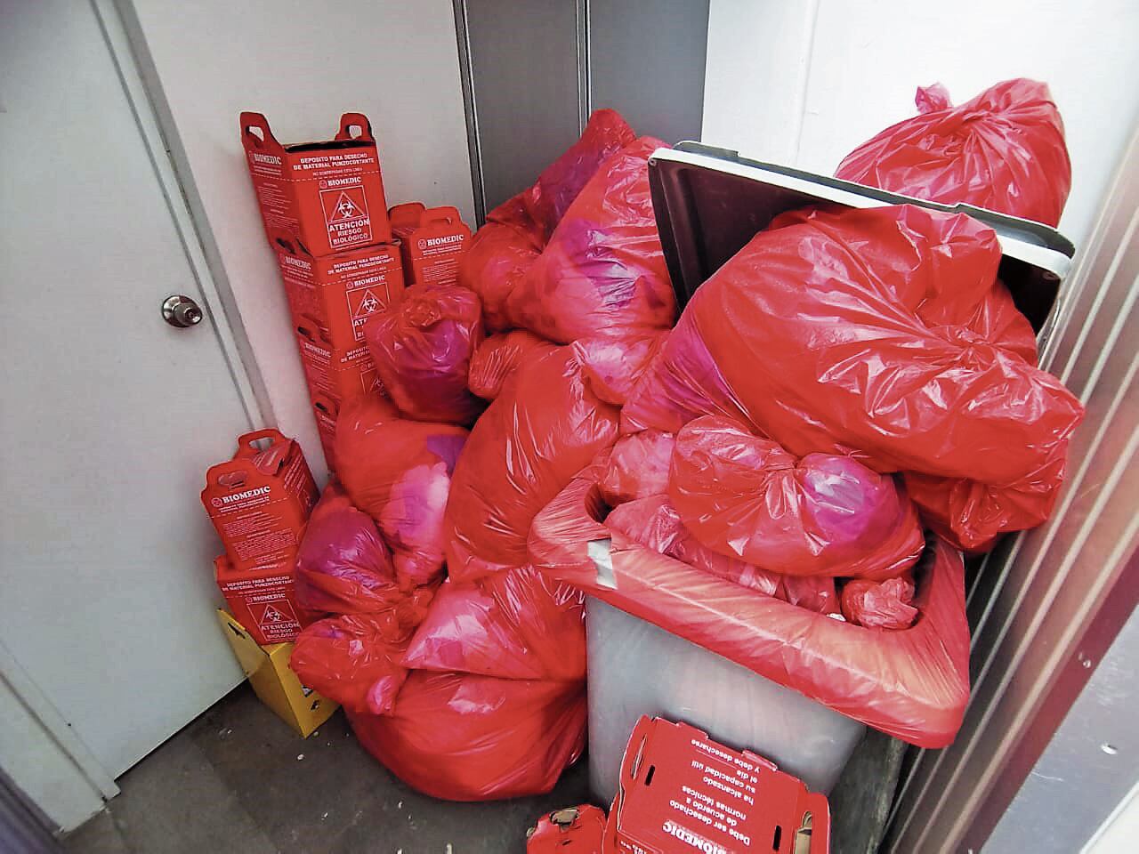 Residuos sólidos acumulados en centro de salud. Foto: cortesía.