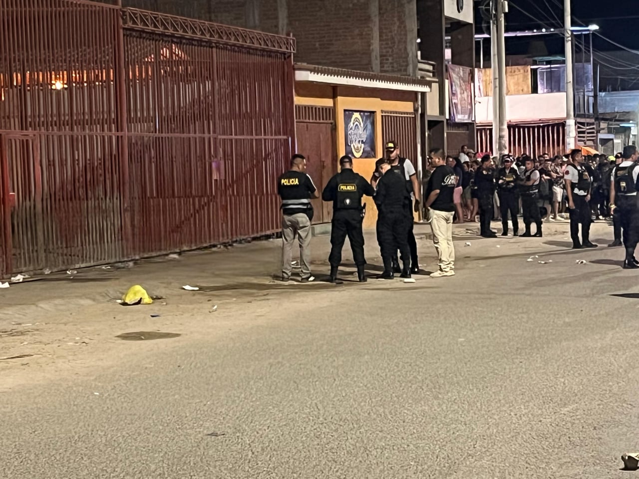 Los sicarios asesinaron al dueño del centro recreacional El Emporio, cuando comía en un puesto cerca a una discoteca. También ultimaron a un joven policía