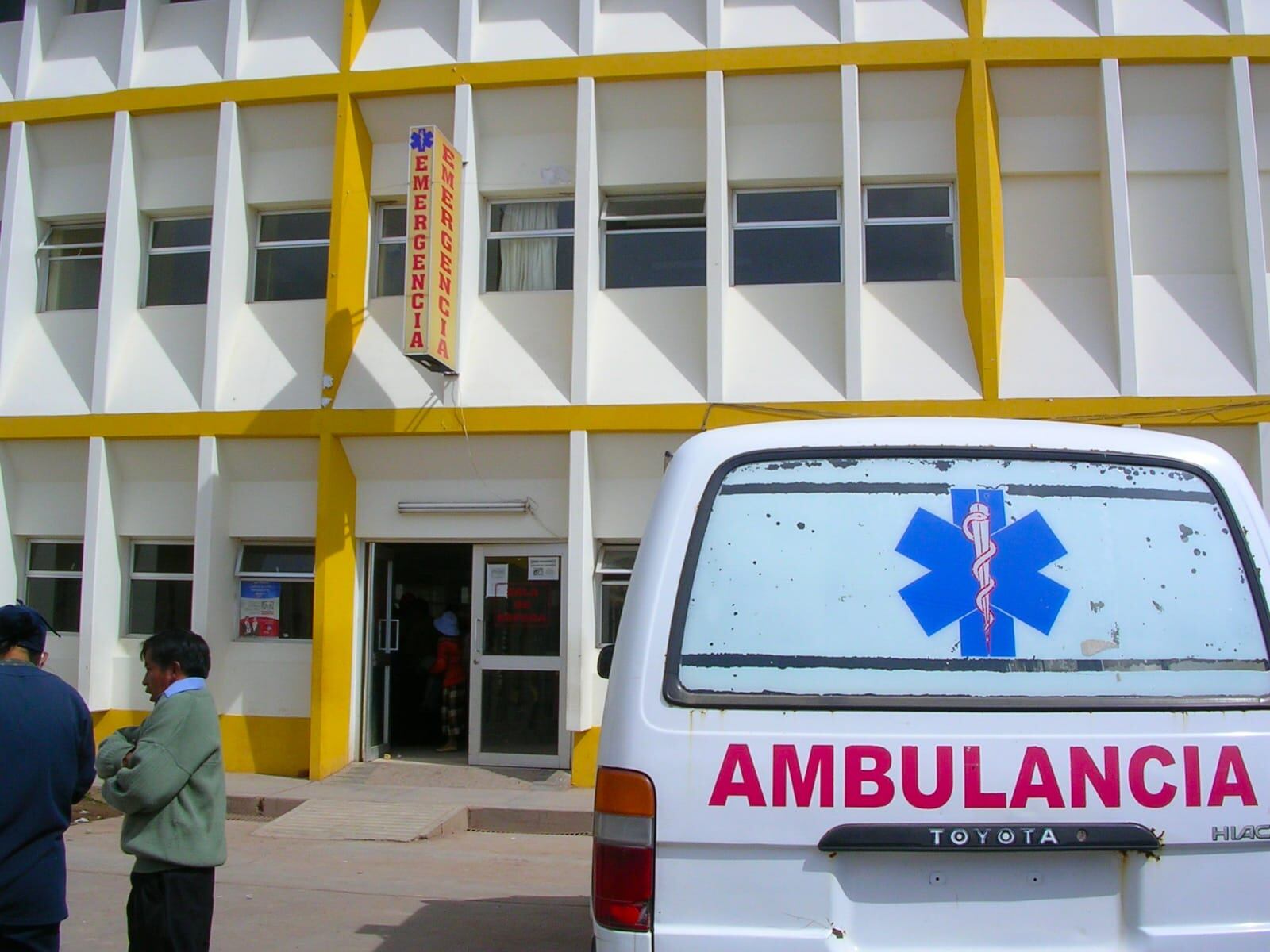 La mujer quedó tendida en el piso, por lo que fue auxiliada hasta el servicio de emergencia del centro de salud. (Foto de archivo)