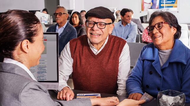 El desembolso se realizará siguiendo un cronograma específico de acuerdo con las siguientes fechas y la inicial del apellido paterno