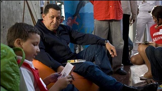 Hugo Chávez recomendaba libros a venezolanos en su programa de TV