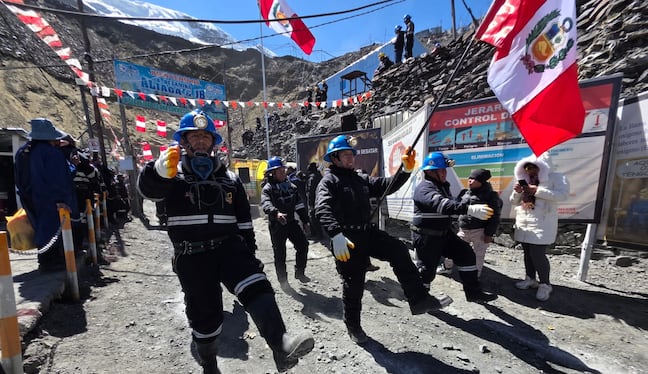 Puno: Mineros de Lunar de Oro y Rinconada desfilan a más de 5,000 m.s.n.m.