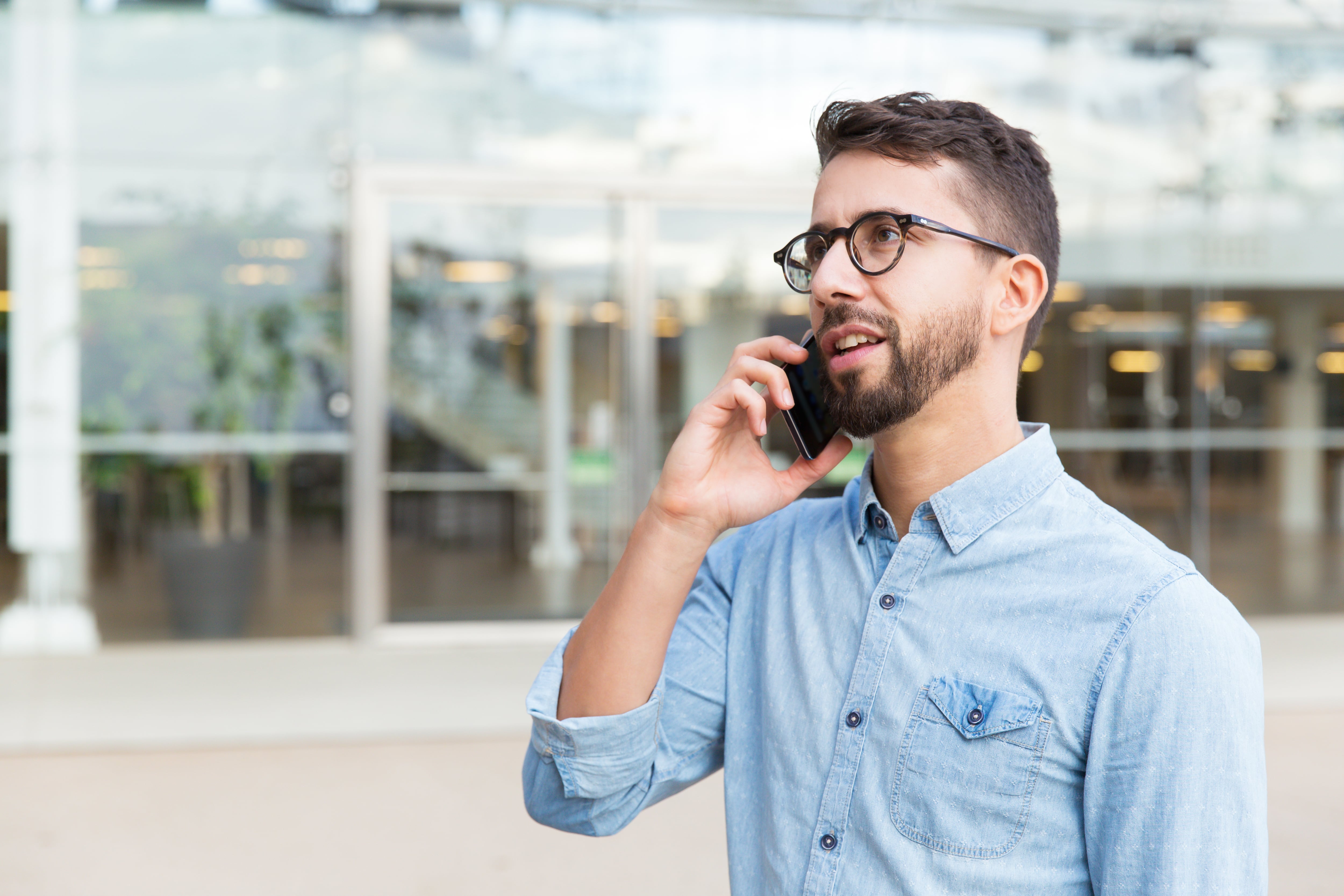 Cobertura, compatibilidad del celular, velocidad y condiciones comerciales pueden cambiar la experiencia real de una conexión 5G. Estas son siete variables que conviene comparar antes de contratar.