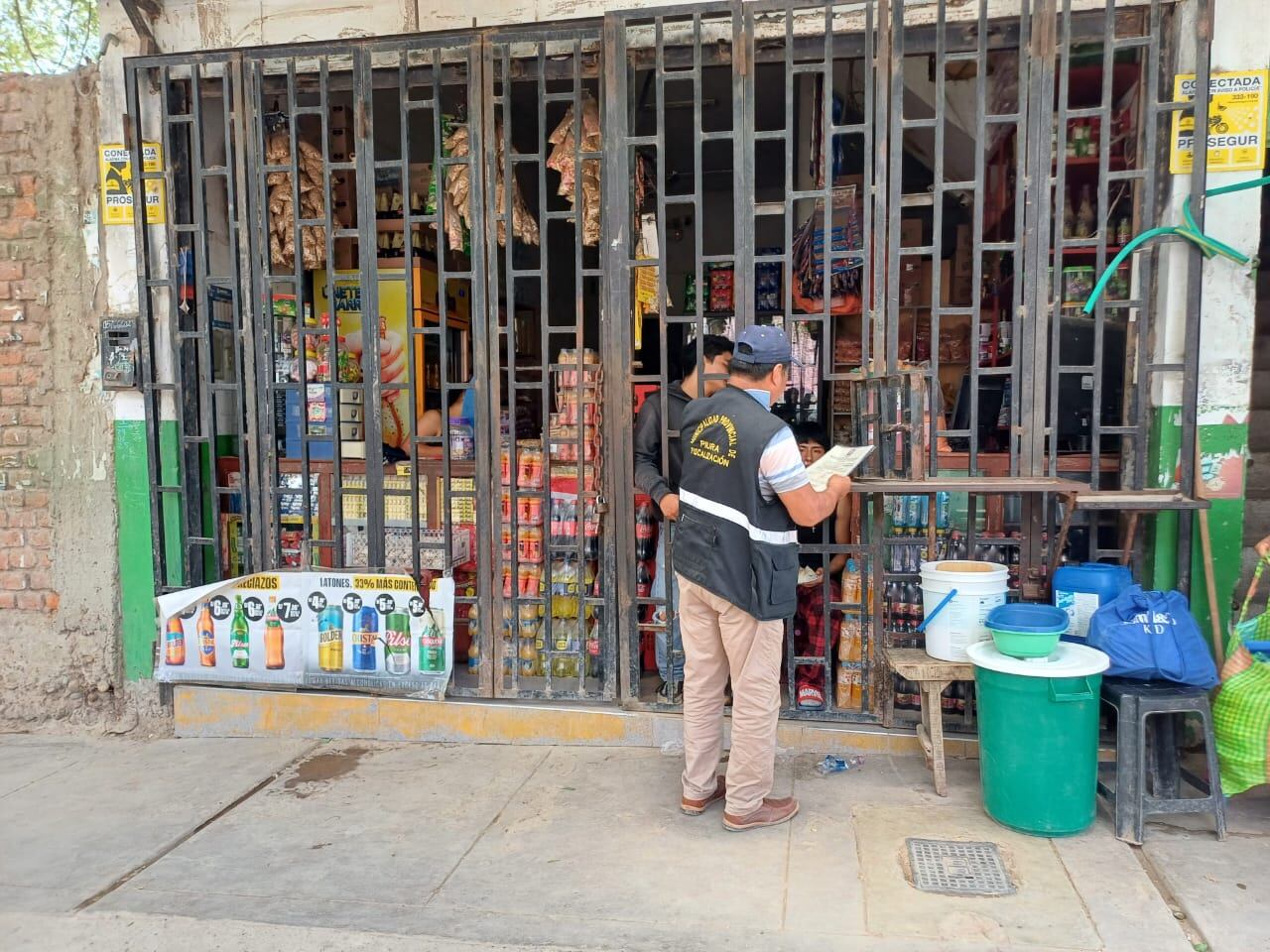 Comerciantes infringen las normas municipales