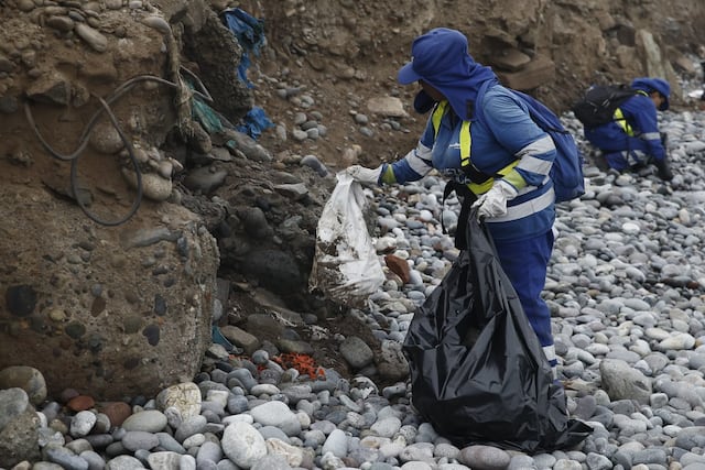 Miraflores retira cinco toneladas de basura tras oleajes anómalos en sus playas (Fotos: César Campos/GEC)