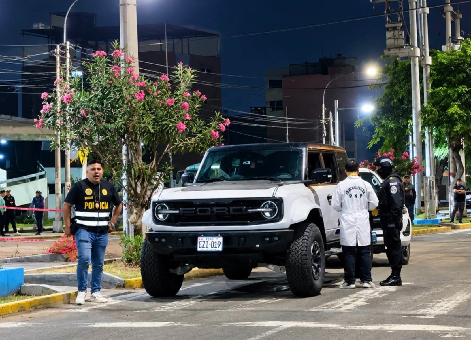 Se recrearon los movimientos utilizados por los delincuentes durante el atentado. Diligencias buscan contrastar las imágenes de las cámaras de seguridad y las pruebas recogidas en la escena crimen. (Foto: El Vespertino)