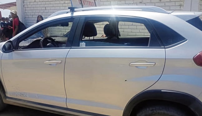 Delincuentes disparan contra un taxi colectivo frente a universidad en Piura