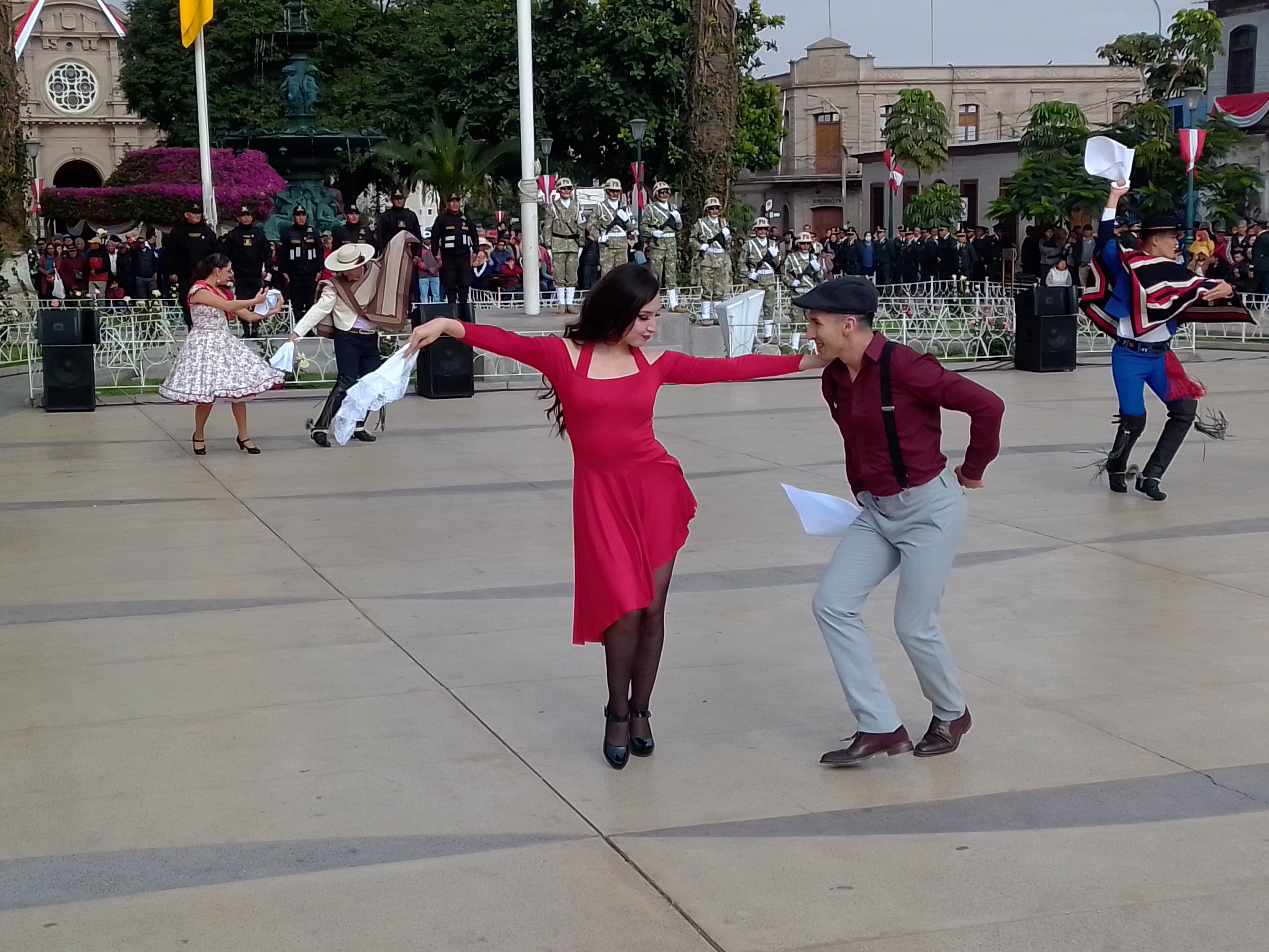 La cueca, una hermosa danza chilena con sus variantes según la zona geográfica, se lució en el contrapunto musical en Tacna. (Foto: Adrian Apaza)