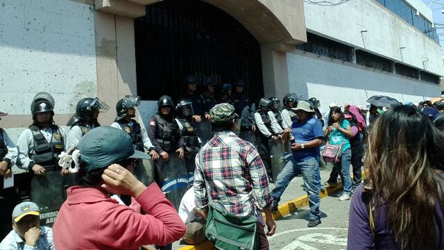 Manifestantes lanzan huevos a local municipal