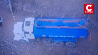 San Juan de Miraflores: camión cisterna a punto de caer sobre vivienda en Pamplona Alta (VIDEO)
