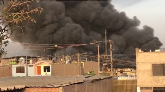 Reportan incendio de grandes proporciones en fábrica de reciclaje en Huachipa (VIDEO)