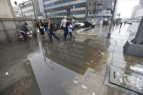Calles de Lima amanecieron con llovizna e intenso frío a horas del inicio del invierno (FOTOS)