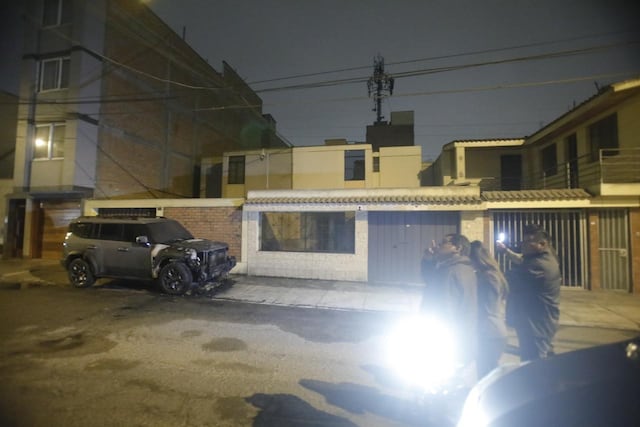 Desconocidos queman camioneta de empresario en Los Olivos. Fotos:@photo.gec