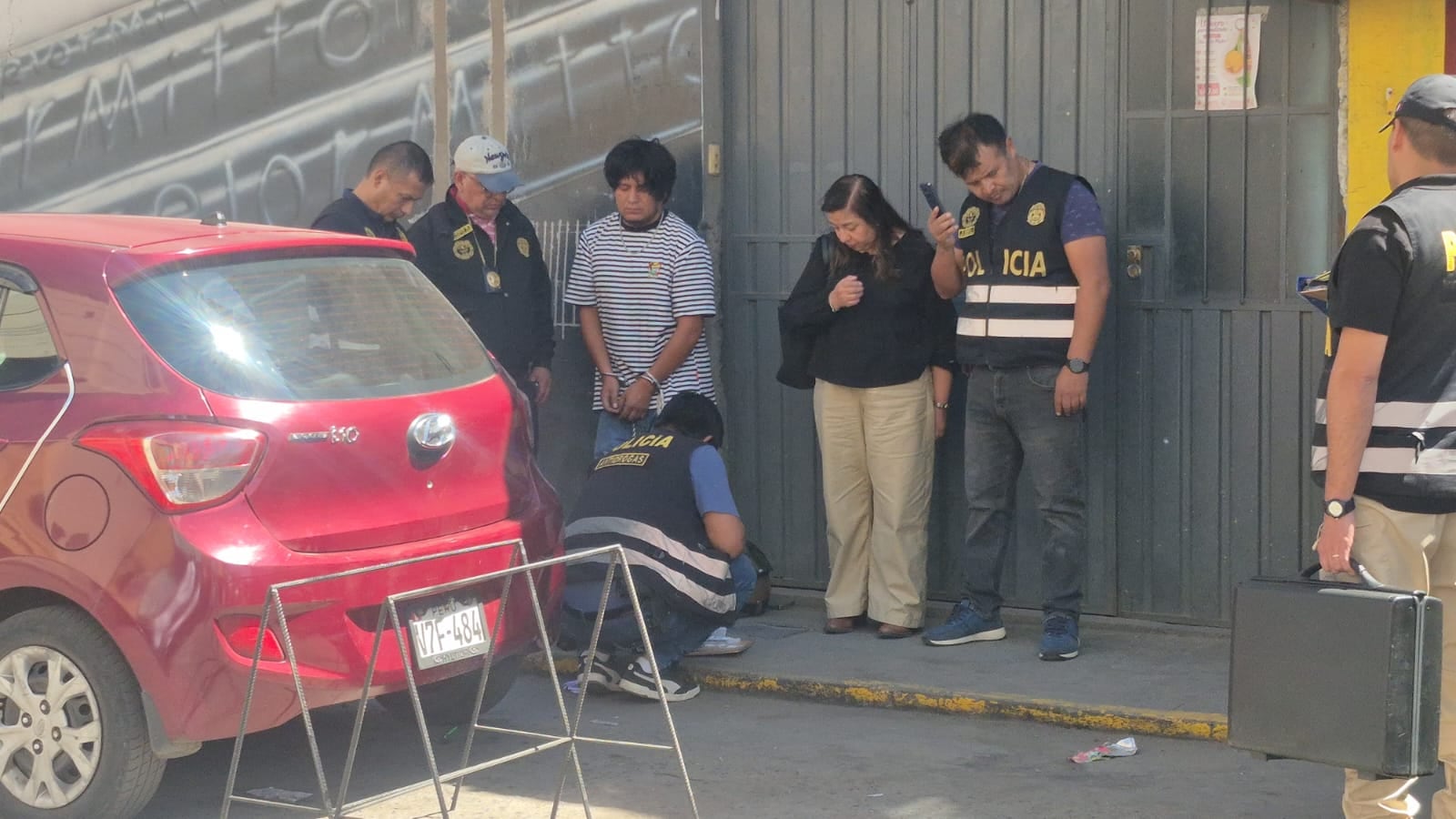 Comerciante intervenido en Arequipa con posesión de droga y armas de fuego. (Foto: Pedro Torres/@photo.gec)
