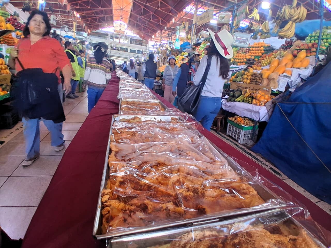 Pastel de papa gigante en el mercado San Camilo, en Arequipa. (Foto: Flor Barrios/@photo.gec)