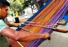 El único joven tejedor de telar de cintura demostró su arte textil ancestral