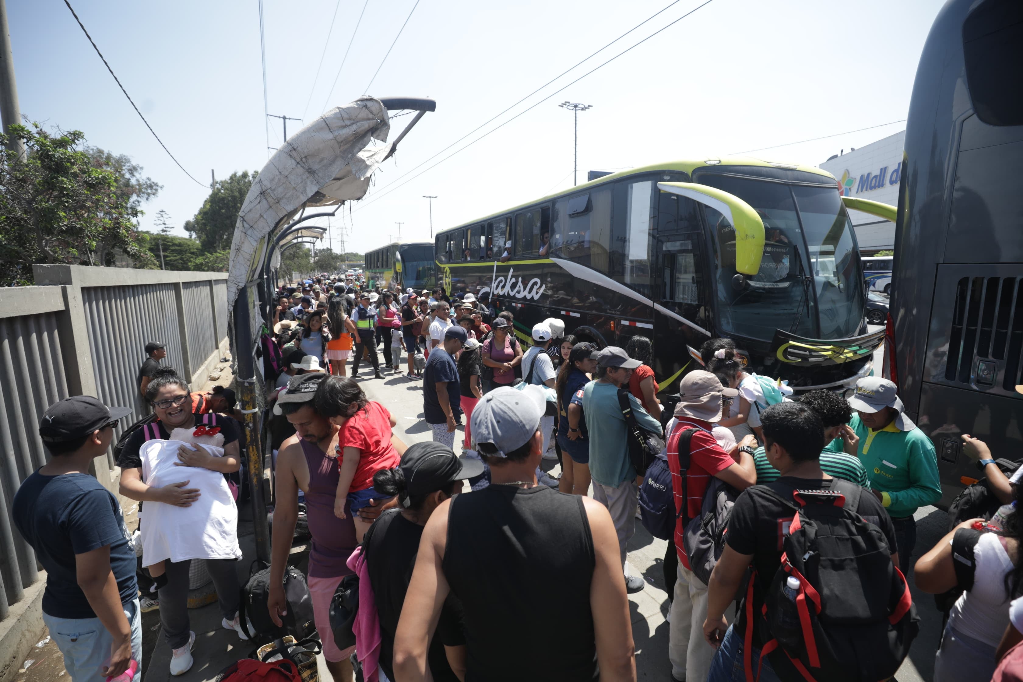 Familias salen de Lima para pasar el feriado largo de Semana Santa en el sur del país. Fotos Britanie Arroyo / @photo.gec