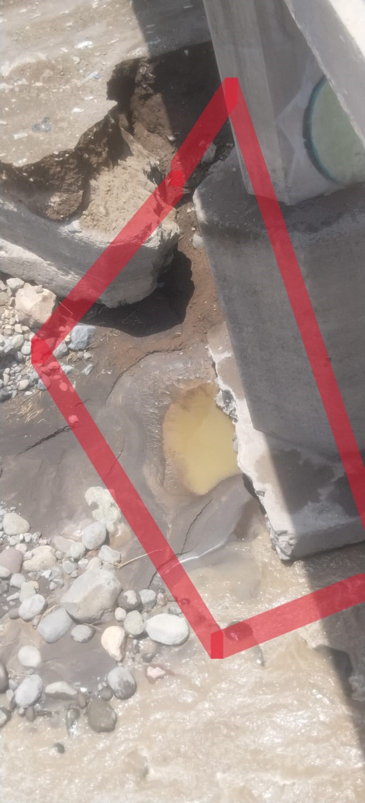 La erosión afectó el estribo de la parte central del puente de Sabandía. (Foto: Cortesía GEC)