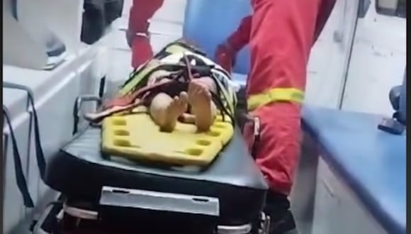 Paramédicos y serenos de la comuna de Trujillo la evacuaron de emergencia al Hospital Regional y milagrosamente se informó que sufrió contusiones.