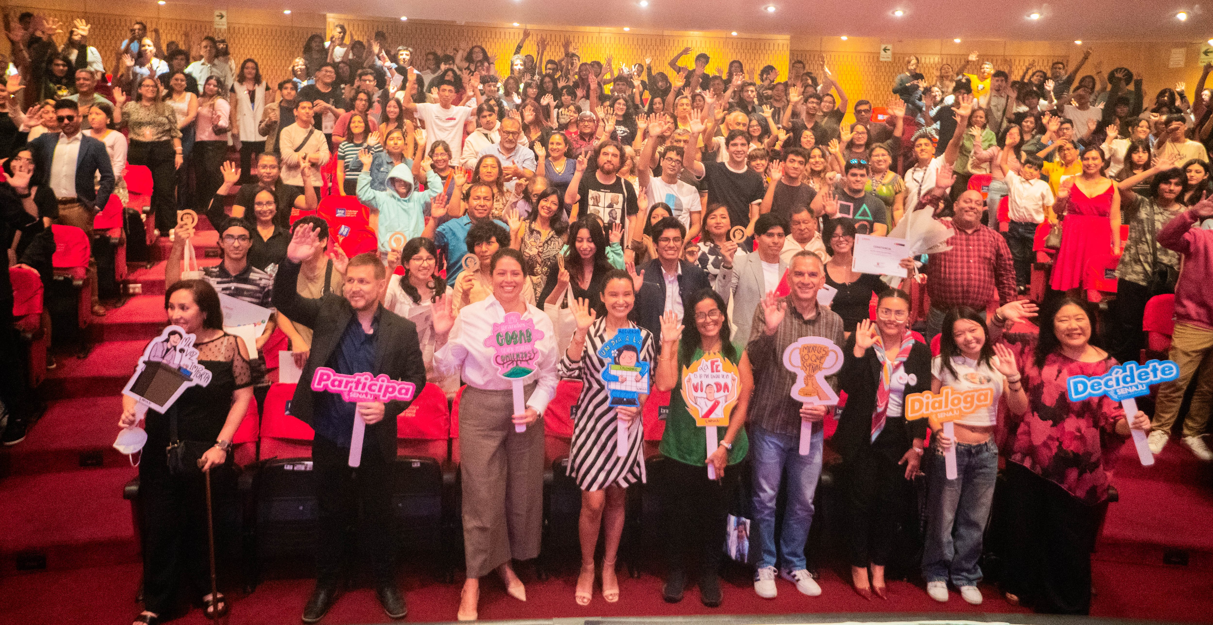 El cortometraje Ecos de una flor, creado en solo 48 horas por estudiantes de Toulouse Lautrec, fue premiado por su potente mensaje sobre la violencia contra las niñas en Perú. La iniciativa contó con el respaldo del Ministerio de la Mujer, SENAJU y la Biblioteca Nacional.