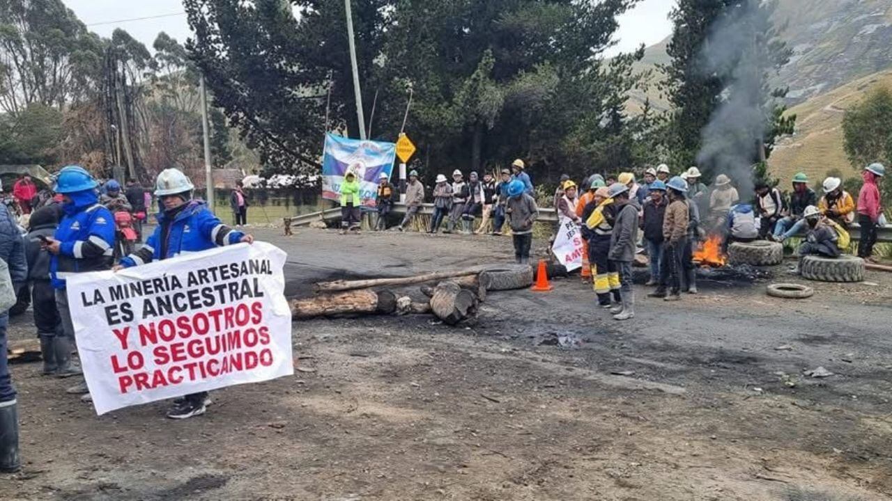 En La Libertad se registran bloqueos de vías en las provincias de Pataz y Santiago de Chuco. Según el gobernador, la bancada de Alianza para el Progreso acordó no respaldar la ampliación de este registro minero que vence el 31 de diciembre. Alcalde de Pataz, Aldo Carlos Mariños, pide reconsiderar postura.