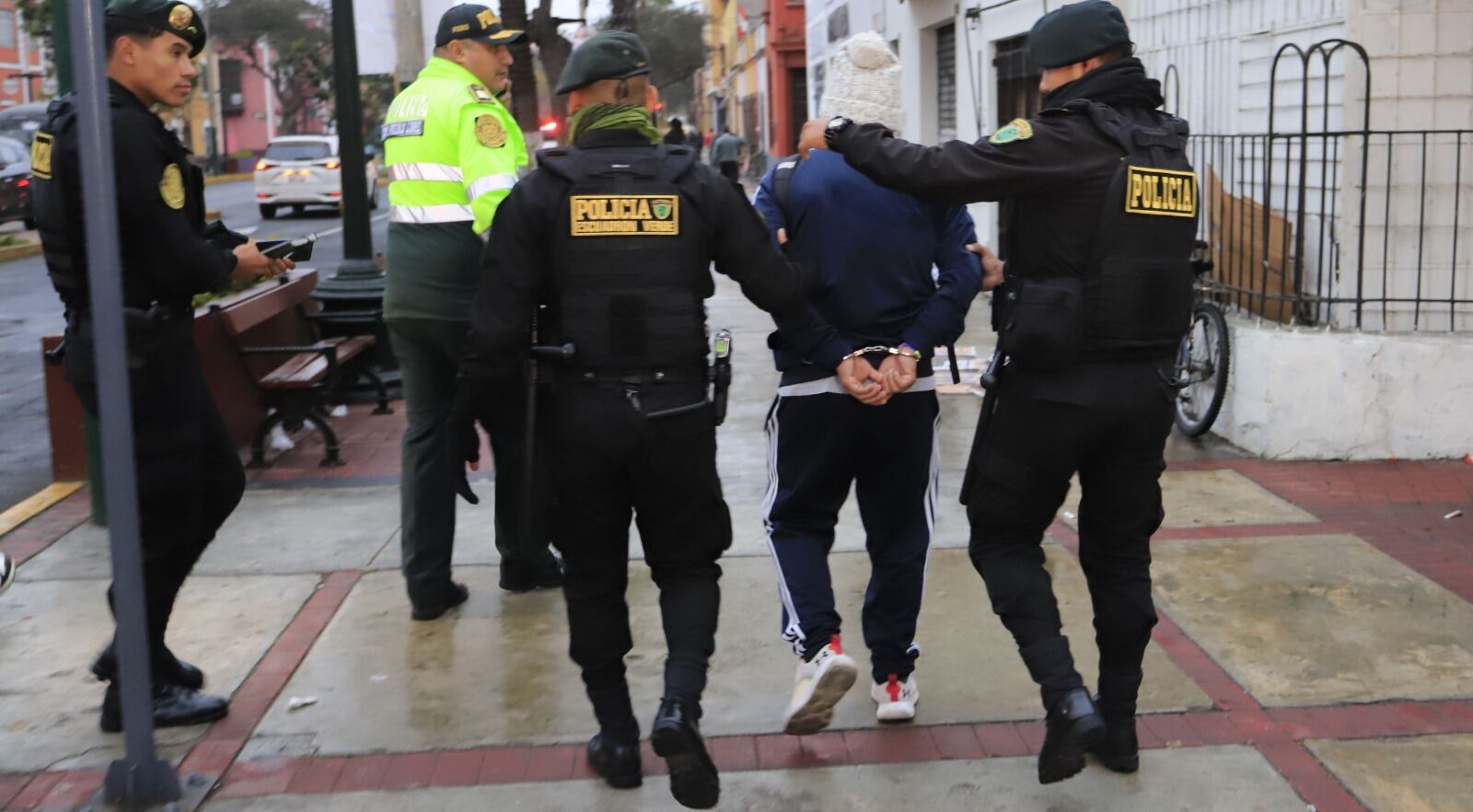 Sujetos atacaron a menores de edad cuando salían de su colegio. Fueron atrapados en persecución.