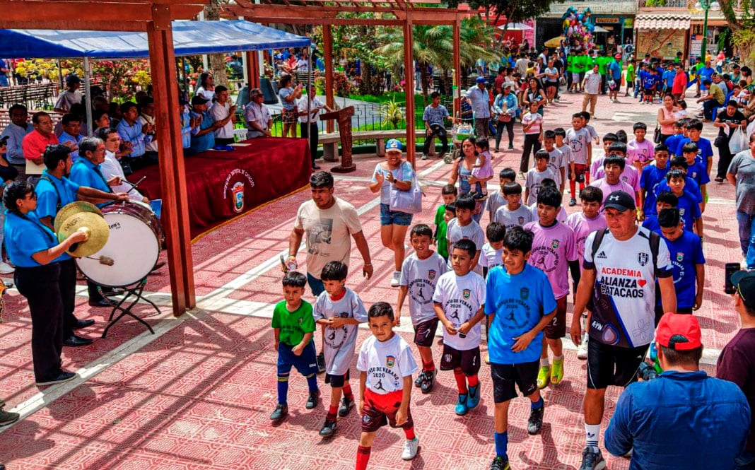 En Catacaos se inauguró campeonato de verano con la participación de 113 equipos.