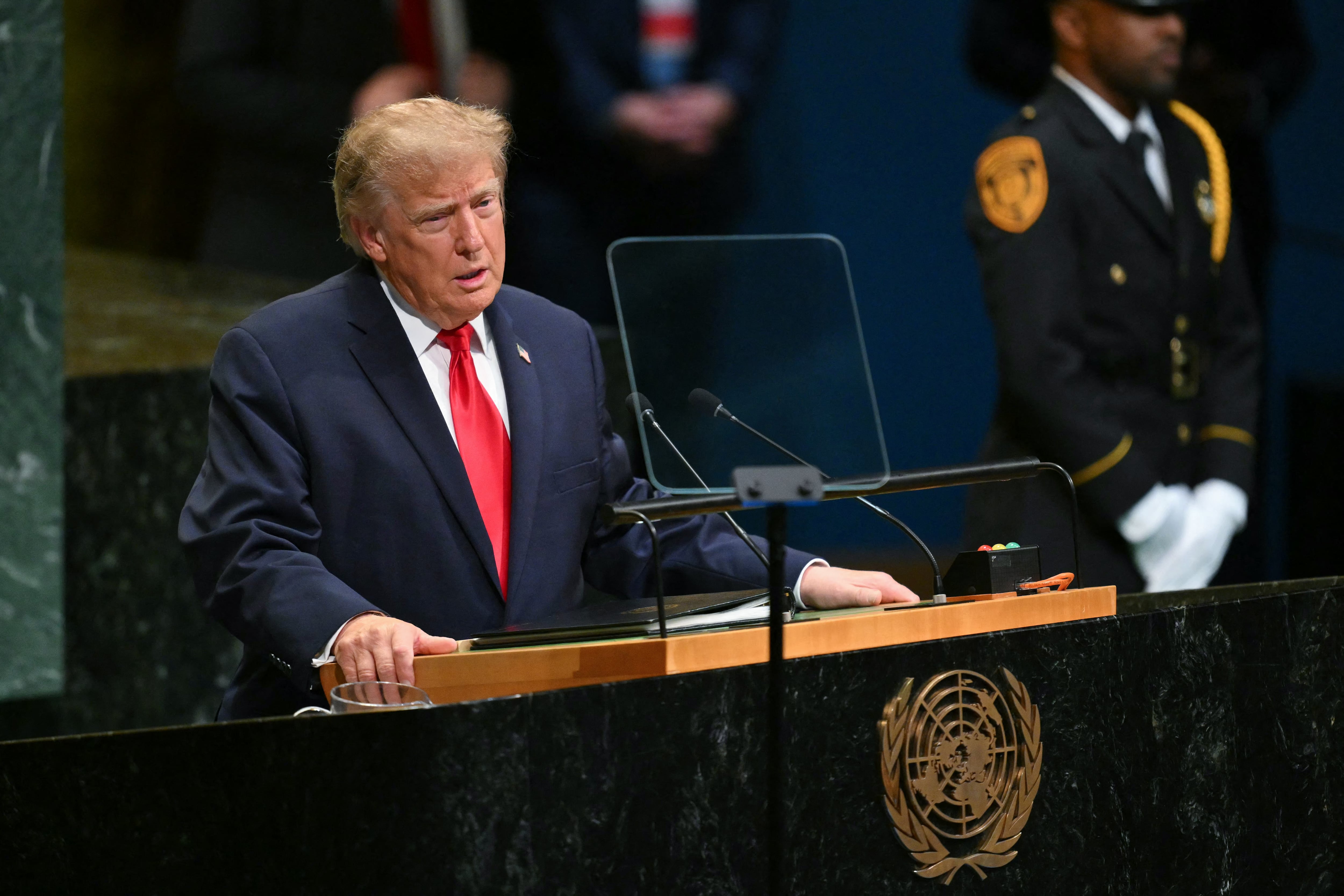 El presidente estadounidense afirmó ante la Asamblea General que debe decidir entre negociar con Teherán o destruir a la República Islámica, mientras reivindicó su política exterior como una estrategia de paz mediante la fuerza. (Foto de ANGELA WEISS / AFP).