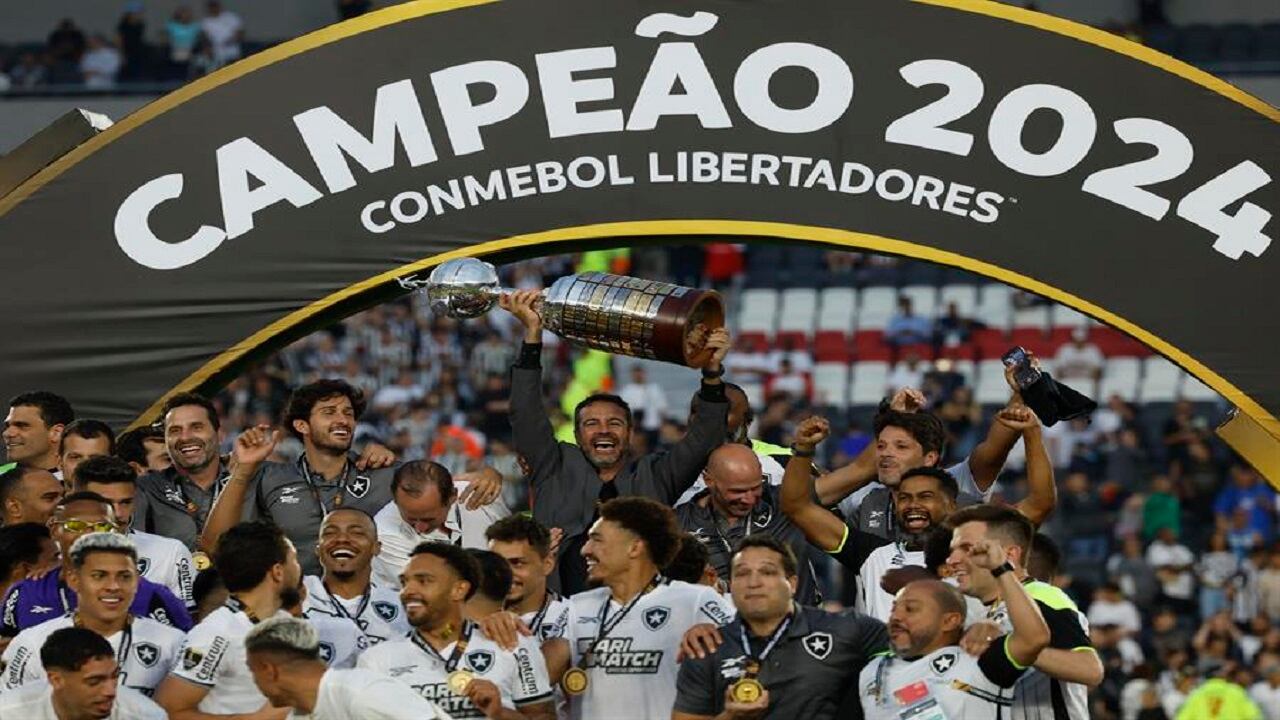 Jugadores de Botafogo celebran con el trofeo este sábado, al ganar la Copa Libertadores ante Atlético Mineiro, en el estadio Más Monumental en Buenos Aires. (EFE/ Antonio Lacerda)