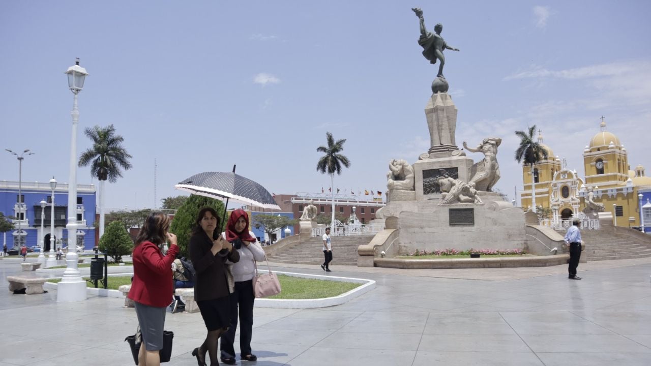 Especialistas advierten que Trujillo soporta temperaturas fuera de lo normal y que tendría su pico máximo en lo siguientes días con 30°C y 31°C, por lo que se pide a las autoridades tomar previsiones. Ante ello, Gerencia de Salud de La Libertad lanza campaña informativa para saber actuar ante un golpe de calor.