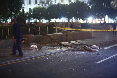 Amputan pierna a hombre tras caída de poste en mal estado de la Plaza San Martín