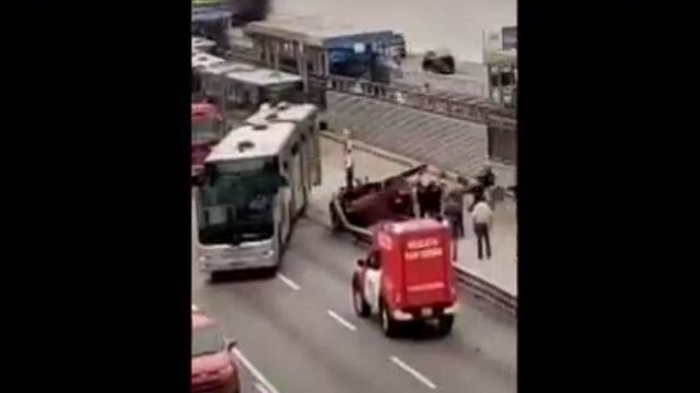 Auto choca y derrumba muro de vía exclusiva del Metropolitano en la Vía Expresa