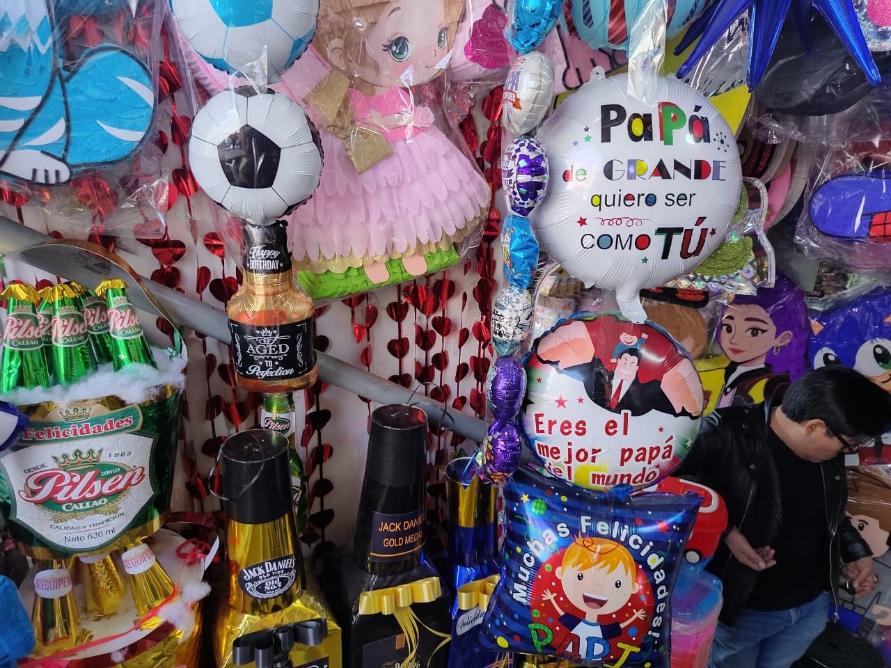 Regalos por el Día del Padre en el centro comercial La Barraca. (Foto: Flor Barrios/@photo.gec)