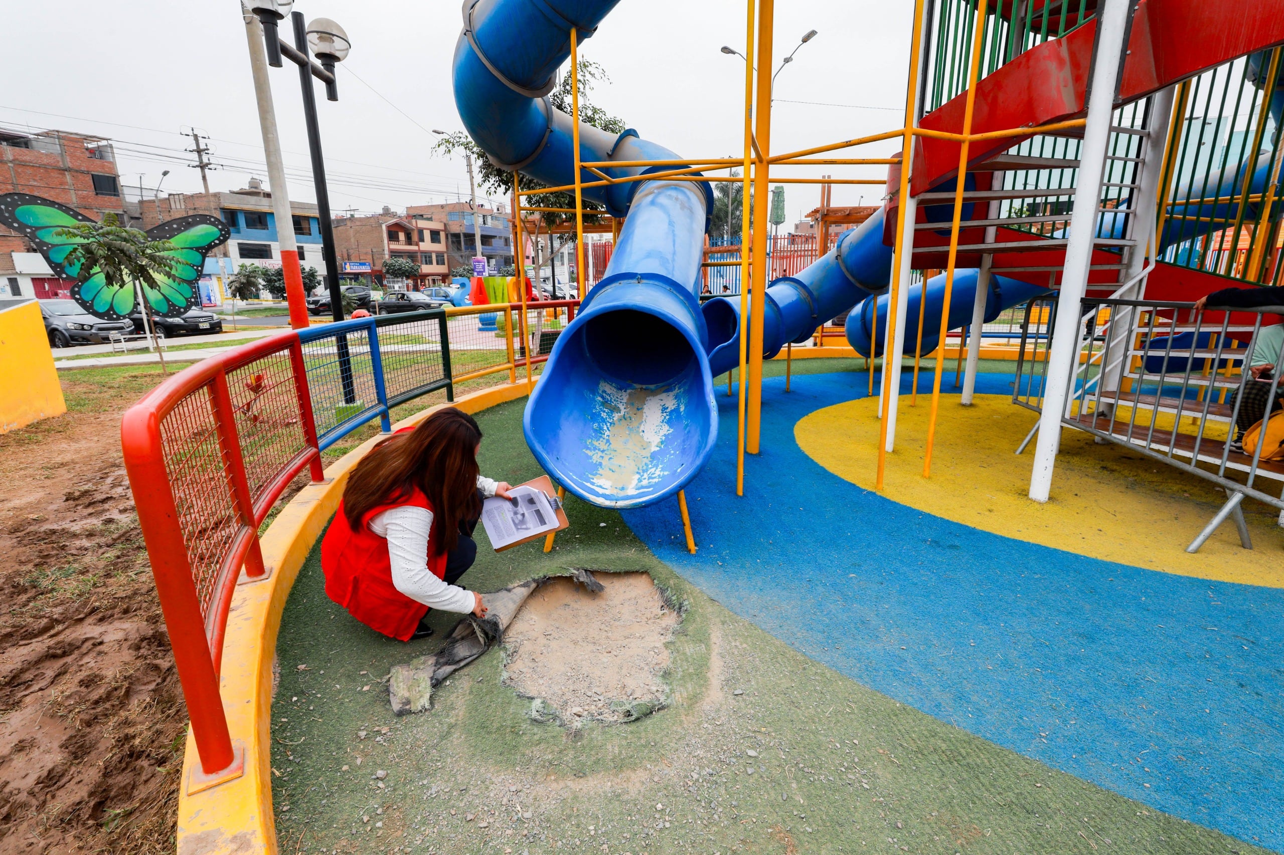 Un informe de la Contraloría General detectó rajaduras, juegos infantiles dañados y otras deficiencias en dos parques de Comas recientemente remodelados. La entidad exhortó a la municipalidad a adoptar medidas para evitar un mayor deterioro de la infraestructura. (Imágenes de Contraloría)