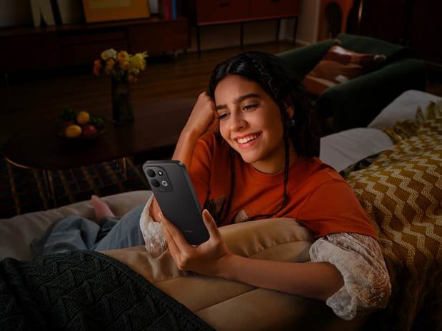 El nuevo smartphone de Xiaomi apuesta por una batería de gran capacidad, pantalla de 120 Hz, cámara principal de 50 MP y resistencia IP64 para el uso cotidiano.