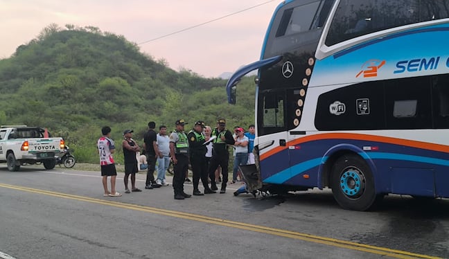 Motocicleta quedó empotrada en el ómnibus con pasajeros que iba a la selva.