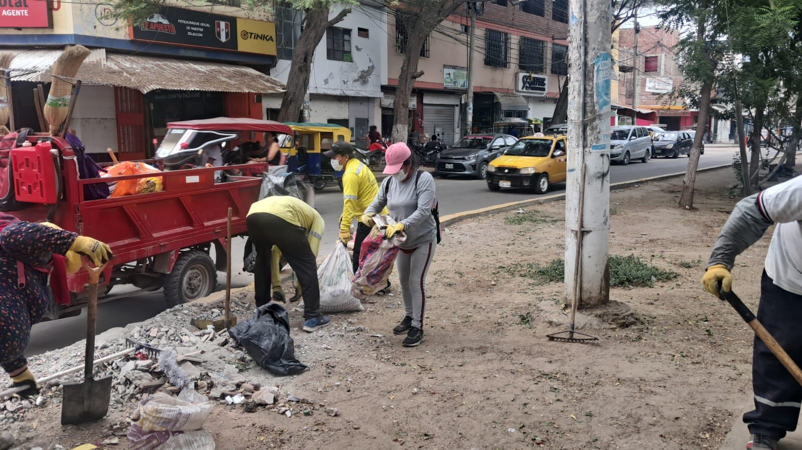 Limpian puntos críticos en Piura