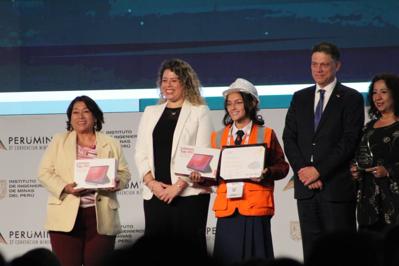 María José Bermedo, 3er lugar categoría "Maqueta", colegio Nuestra Señora del Pilar, en Concurso Nacional de Minería Escolar. Foto: Correo.