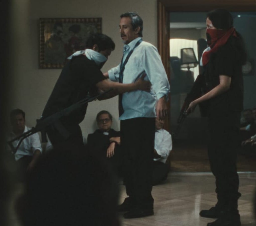 Realizada por Producciones Colibrí, la cinta recrea uno de los episodios más trascendentales de la historia contemporánea del país: la exitosa operación militar de 1997 que puso fin a la toma de la residencia del embajador de Japón en Lima, conocida como la Operación Chavín de Huántar.