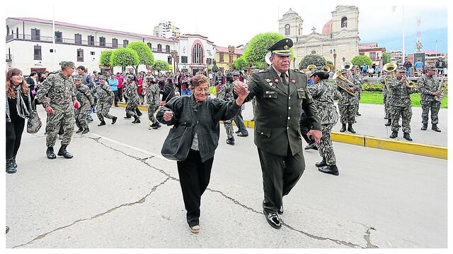 ​Integrantes del Ejército hicieron bailar al público en desfile dominical
