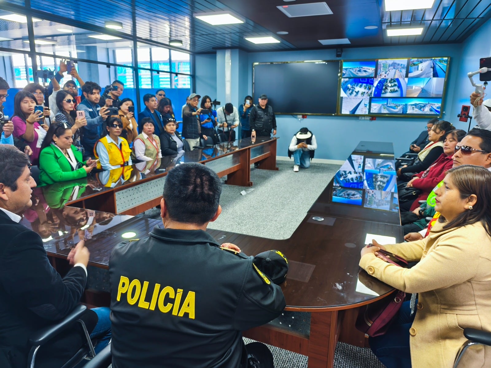 Autoridades inauguraron la nueva central de monitoreo de cámaras. (Foto: Difusión)