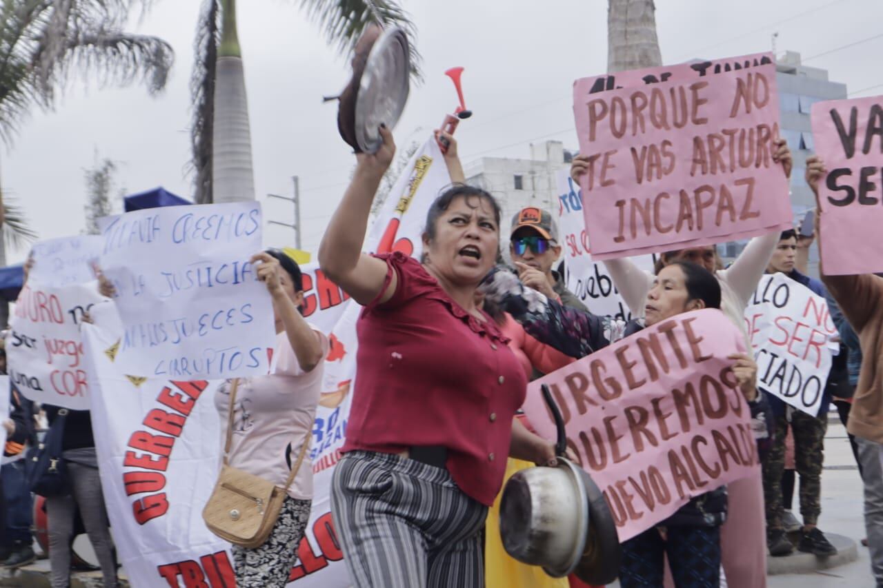 Decenas de personas llegaron hasta el frontis del Poder Judicial, en donde se desarrollaba la audiencia de apelación a la sentencia en contra del burgomaestre. (Foto: Vanessa Hordyj)