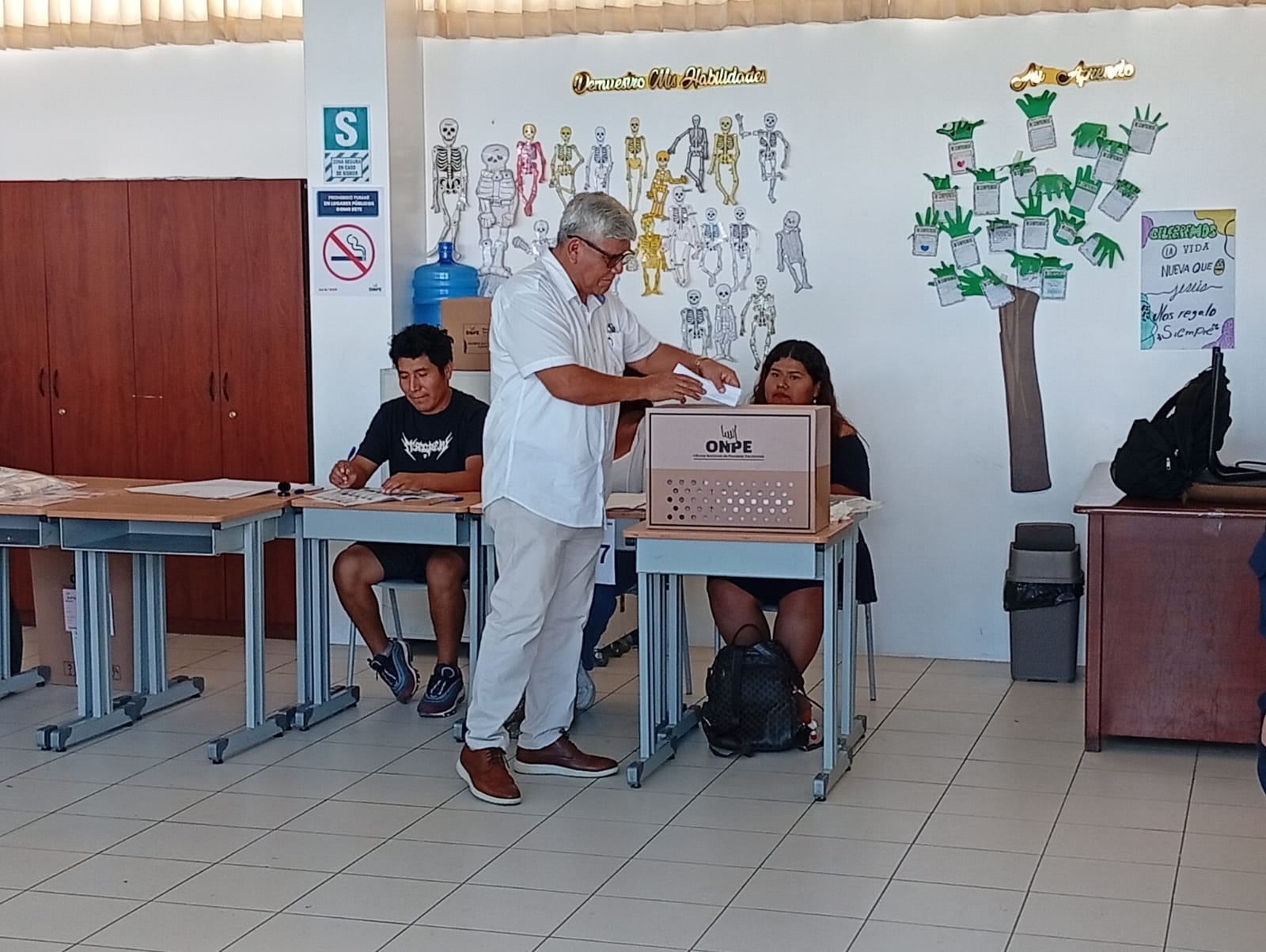 Alcalde Pascual Güisa Bravo votó en la institución educativa adventista 28 de Julio. (Foto: Adrian Apaza)