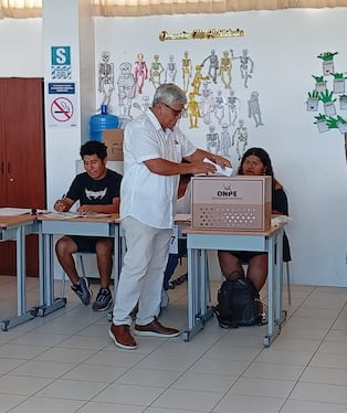 Alcalde Pascual Güisa Bravo votó en la institución educativa adventista 28 de Julio. (Foto: Adrian Apaza)