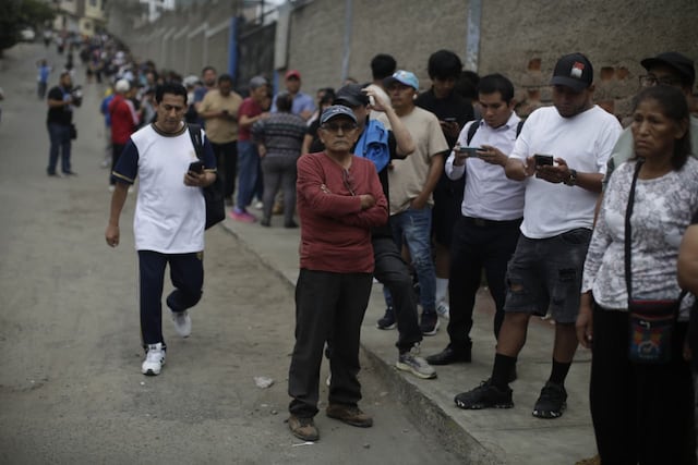 Se apertura las mesas de sufragio en el colegio San Luis Gonzaga de SJM, personas aún tienen quejas por el trabajo del personal de ONPE (Fotos: Julio Reaño/@photo.gec)