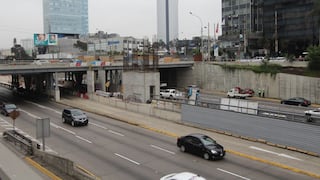 Vehículo de rescate policial chocó contra estación Javier Prado del Metropolitano y dejó agentes heridos