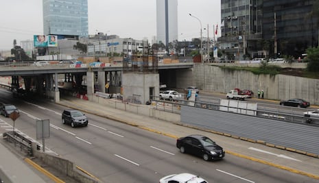 Vehículo de rescate policial chocó contra estación Javier Prado del Metropolitano y dejó agentes heridos