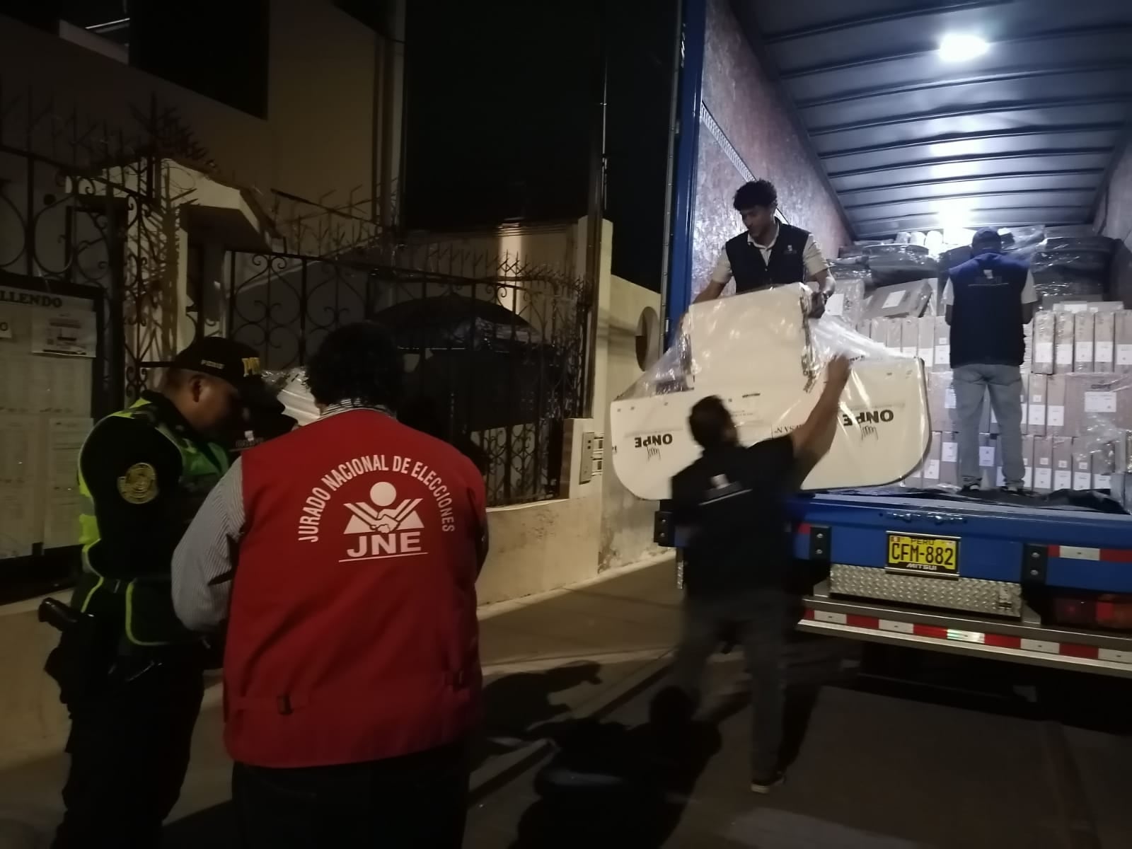 Arriba material electoral a Mollendo, en Arequipa. Foto: ODPE.